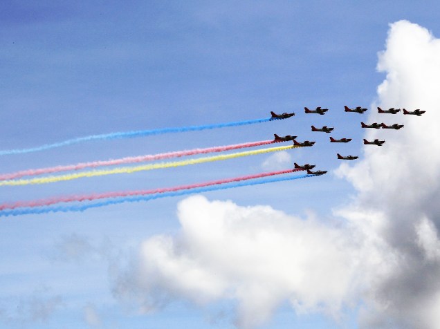 Aviões filipinos se apresentam durante desfile militar que marcar o 80º aniversário das Forças Armadas das Filipinas na base aérea de Clark, na província de Pampanga