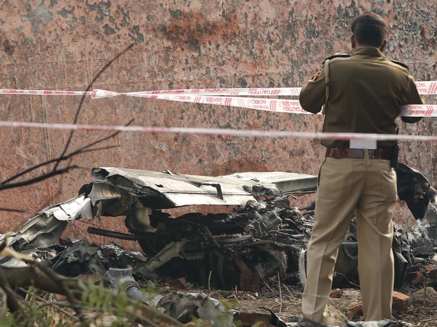 Um avião militar indiano caiu em Nova Déli, causando a morte das dez pessoas a bordo. O acidente aconteceu a poucos quilômetros do Aeroporto Internacional Indira Gandhi. A aeronave levava membros das forças de segurança de fronteiras, e caiu logo após a decolagem