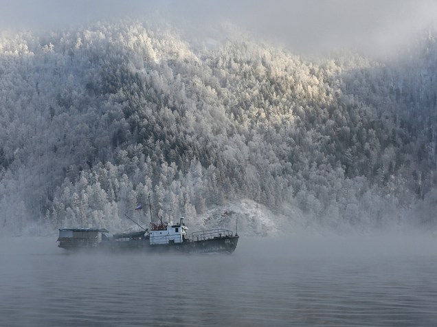 Barco passa por paisagem congelada no rio Yenisei na cidade siberiana de Krasnoyarsk, Rússia