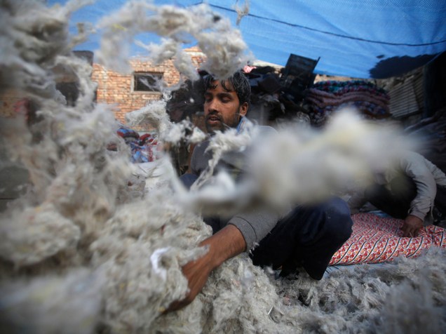 Trabalhador colhe algodão em Kathmandu, no Nepal