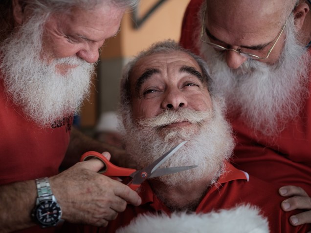 Formando de uma escola de Papai Noel tem sua barba cortada por estudantes. A escola prepara homens para representar Papai Noel na época do natal - 28/12/2015