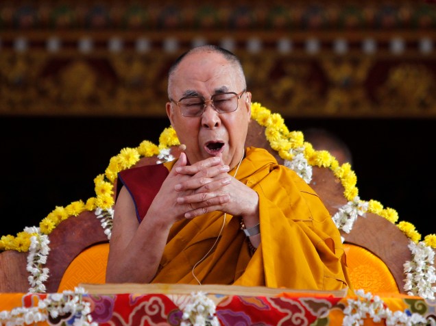 O líder espiritual tibetano Dalai Lama boceja durante transmissão dos ensinamentos Jangchup Lamrim no Mosteiro de Tashi Lhunpo em Bylakuppe no sul do estado de Karnataka, Índia - 28/12/2015