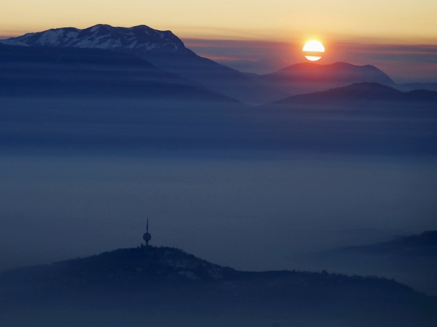 Nuvem de poluição cobre Saravejo, capital da Bósnia e Herzegovina. A poluição ficou menos densa nesta segunda-feira, permitindo que o sol fosse avistado pela primeira vez em um mês - 28/12/2015