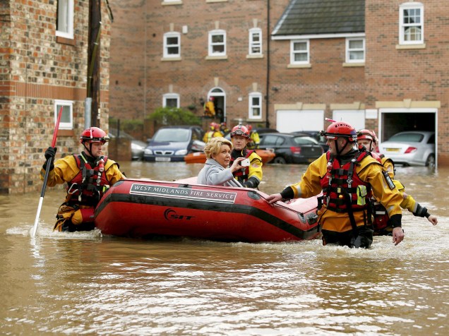 Membros do Corpo de Bombeiros resgatam vítimas de tempestades em York, no Norte da Inglaterra - 28/12/2015