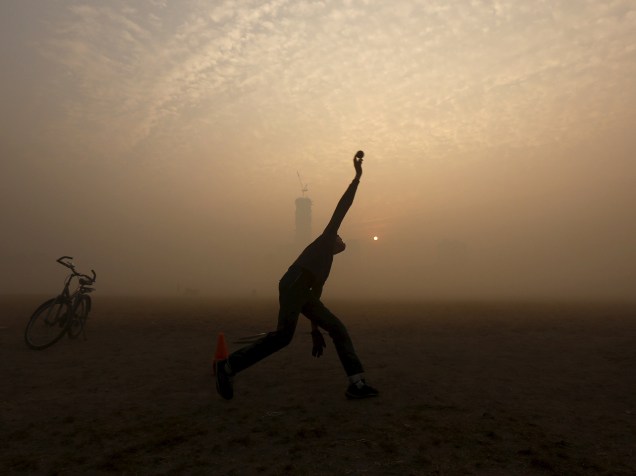  Em Calcutá, na Índia, garoto é fotografado enquanto brinca em um parque público em meio a forte neblina - 30/12/2015