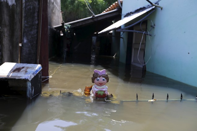Boneca de plástico em frente a uma casa inundada em Assunção, Paraguai - 30/12/2015