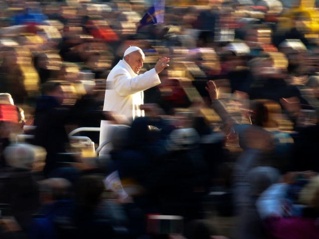 Papa Francisco acena ao chegar para a audiência semanal na praça de São Pedro, no Vaticano - 30/12/2015