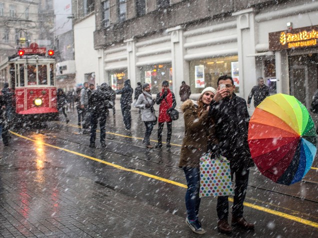 Casal tira fotos da neve em frente à rua Istiklal, em Istambul, na Túrquia - 30/12/2015