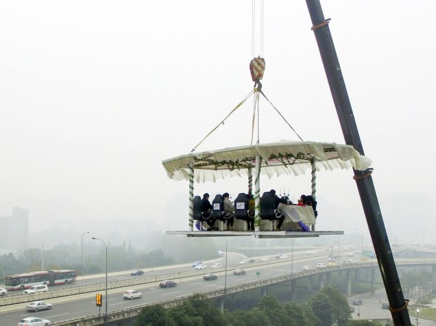 Chineses participam de jantar a cerca de 30 metros acima do solo, como parte de um evento promocional em Chengdu, província de Sichuan - 02/01/2016 Chineses participam de jantar a cerca de 30 metros acima do solo, como parte de um evento promocional em Chengdu, província de Sichuan - 02/01/2016