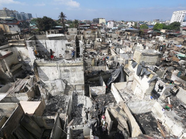 Casas ficaram destruídas após incêndio em um bairro de Manila, capital das Filipinas, na noite do Ano Novo. De acordo com a imprensa local, pelo menos mil casas foram atingidas e ao menos 3.000 famílias estão desabrigadas - 02/01/2016 Casas ficaram destruídas após incêndio em um bairro de Manila, capital das Filipinas, na noite do Ano Novo. De acordo com a imprensa local, pelo menos mil casas foram atingidas e ao menos 3.000 famílias estão desabrigadas - 02/01/2016
