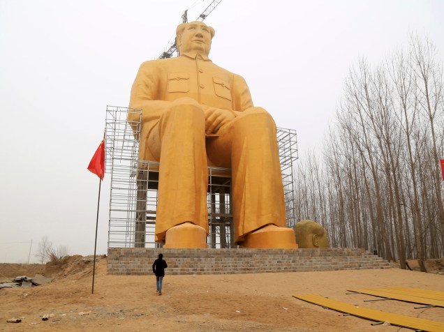 Estátua gigante do ex-ditador chinês Mao Tsé-tung é erguida em uma vila na província de Henan, na China. Após se tornar motivo de piadas e críticas a estátua que custou mais de R$1,8 milhão, foi destruída - 04/01/2016