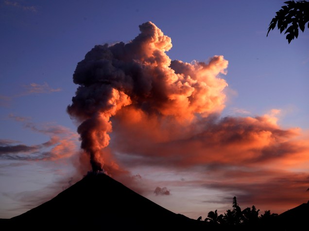 Monte Soputan expele cinzas para a atmosfera durante erupção vista a partir da vila Silian, norte das ilhas Celebes, na Indonésia - 05/01/2016