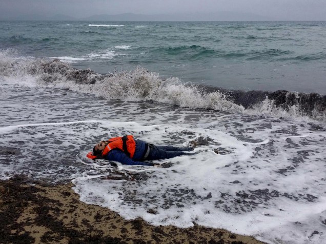 Corpo de um refugiado é encontrado após naufrágio no mar Egeu no distrito de Dikili de Izmir, na Turquia - 05/01/2016