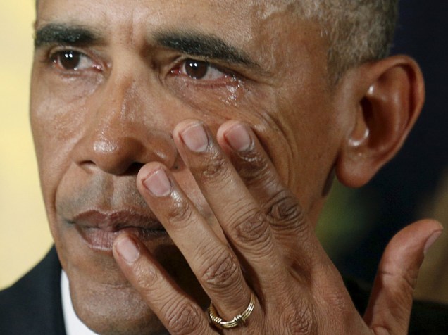 O presidente dos Estados Unidos, Barack Obama, chora ao falar sobre o massacre de Newtown ocorrido em 2012 e de outros assassinatos em massa durante evento para anunciar novas medidas de controle de armas, na Casa Branca, em Washington - 05/01/2016