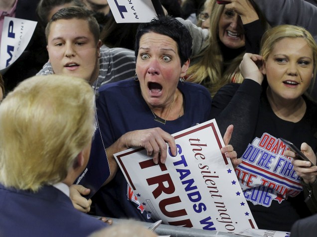 Mulher reage ao ver o candidato republicano à presidência dos Estados Unidos Donald Trump, durante evento de campanha em Lowell, Massachusetts - 05/01/2016