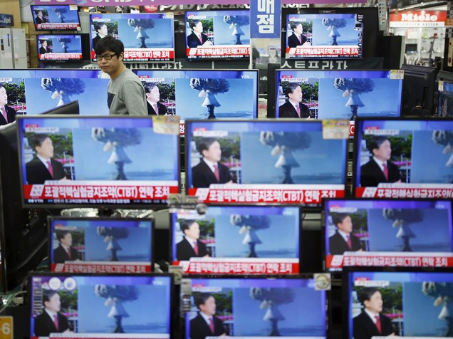 Em uma loja de Seul, capital da Coreia do Sul, vendedor passa entre televisores noticiando o suposto teste nuclear com bomba de nitrogênio realizado pela Coreia do Norte perto da fronteira com seu vizinho do sul