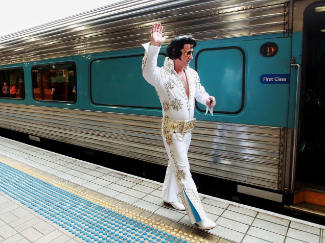Fã se prepara para embarcar no Elvis Express na Estação Central de Sydney, na Austrália. Um festival em tributo ao cantor é realizado anualmente durante cinco dias, em data programada para coincidir o aniversário do eterno Rei do Rock - 07/01/2015