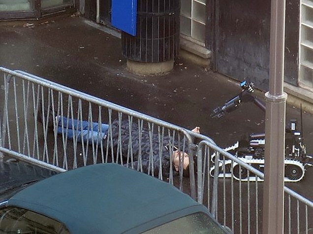 Um homem armado com uma faca foi morto por policiais nesta quinta-feira diante de uma delegacia do bairro de Goutte dOr, no norte de Paris, depois da tentativa de um atentado