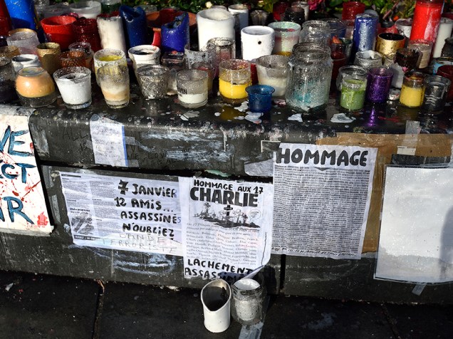 Cartazes e velas são postos em memorial improvisado na place de la Republique, em Paris, um ano depois do atentado ao semanário satírico francês Charlie Hebdo