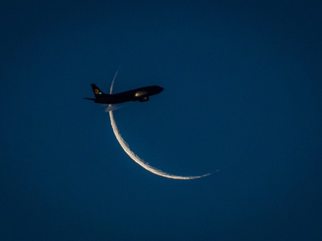 Avião fotografado enquanto passa pela lua crescente antes de aterrissar no aeroporto de Frankfurt am Main, na Alemanha - 08/01/2016