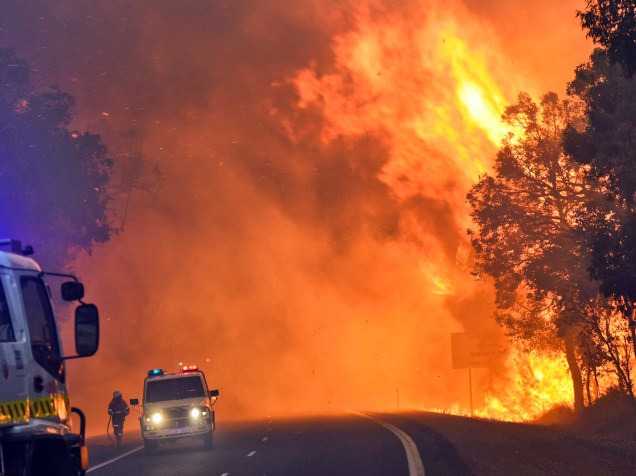 Imagem divulgada pelo Departamento de Incêndio e Serviços de Emergência da Austrália mostra a luta dos bombeiros para conter um incêndio florestal que já consumiu mais de 53 mil hectares na cidade de Yarloop