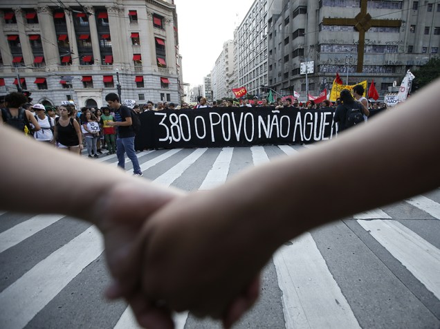 Integrantes do Movimento Passe Livre (MPL) protestam contra o aumento da tarifa, nesta sexta-feira (8) no centro de São Paulo
