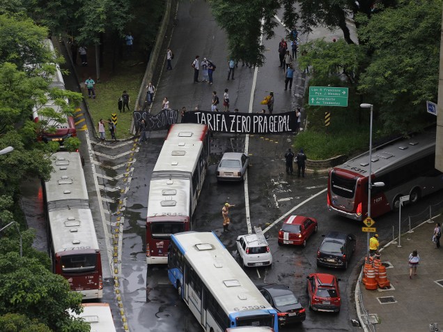 Manifestantes ligados ao movimento Passe Livre realizam um protesto fechando a entrada do terminal Bandeira, na região central de São Paulo, contra o aumento da tarifa de transporte público para ônibus, trem e metrô