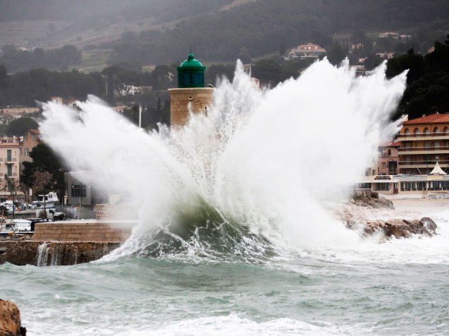 Ondas gigantes quebram em frente à praia de Cassis, perto de Marselha, França, nesta segunda-feira (11)
