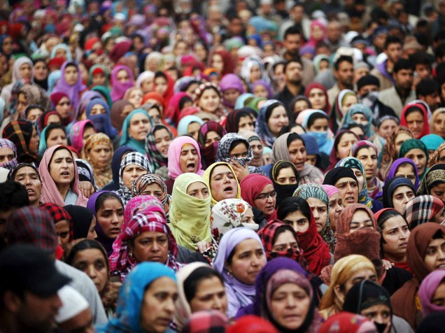 Mulheres da Caxemira rezam durante a procissão do funeral de Ahmad Bhat Sajad, um comandante rebelde, nos arredores de Srinagar, na Índia