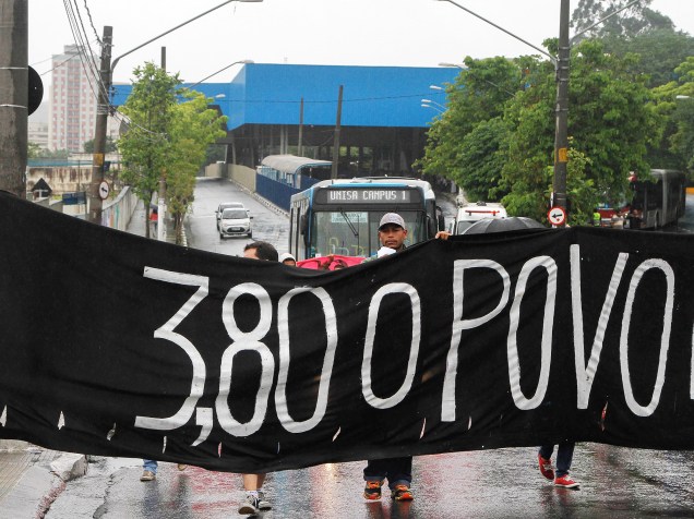 Manifestantes bloqueiam terminal de ônibus de Santo Amaro, em São Paulo (SP), na manhã desta terça-feira (12), em protesto contra o aumento da tarifa do transporte público