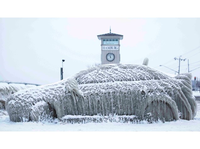 Carro coberto de gelo fica encalhado à beira-mar em Hamburgo, Estado americano de Nova York. O carro modelo Mitsubishi Lancer foi estacionado pelo proprietário durante a noite do lado de fora de um restaurante e no dia seguinte devido à baixa temperatura e aos respingos de água do Lago Erie, acabou completamente congelado - 12/01/2016