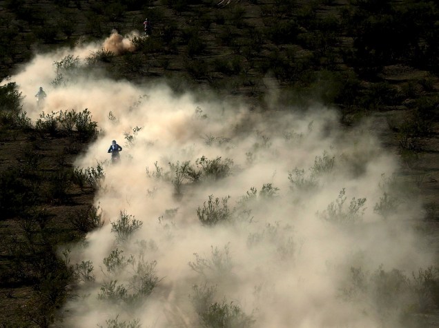 Pilotos levantam nuvem de poeira enquanto atravesam a vegetação durante a nona etapa do Rally Dakar 2016 perto de Belen, Argentina - 12/01/2016