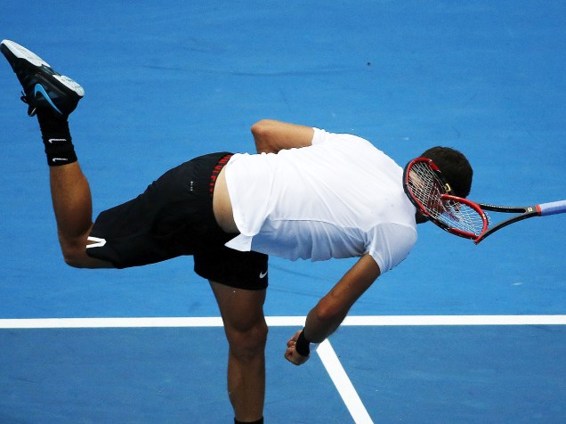 O tenista búlgaro, Grigor Dimitrov, joga a raquete no chão após perder o primeiro set do jogo das quartas de final contra Alexandr Dolgopolov, do torneio international de Sydney