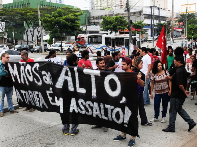 Manifestantes fazem ato contra o aumento da tarifa, no terminal Diadema, na grande São Paulo nesta quinta-feira (14)