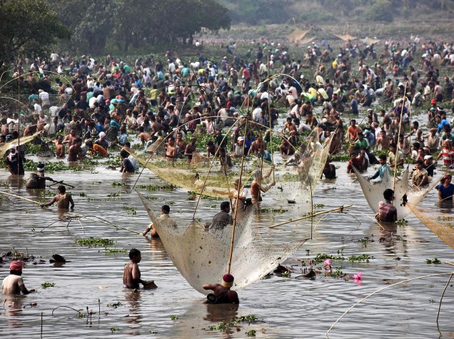 Aldeões indianos pescam durante as celebrações de Bhogali Bihu, no lago Goroimari, em Panbari, nesta quinta-feira (14)
