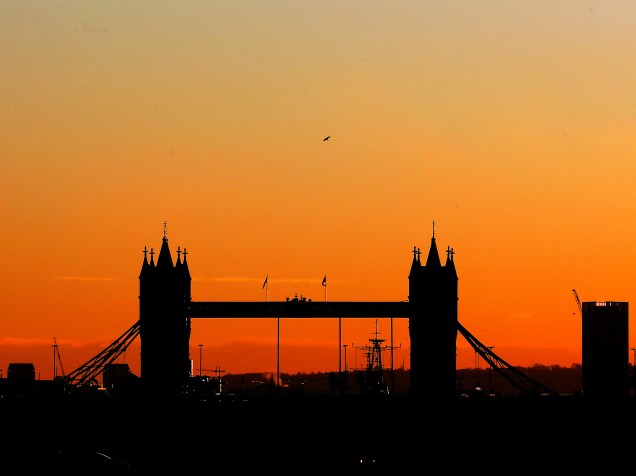 A Ponte Tower Bridge é fotografada durante o nascer do dia na região central de Londres, na Inglaterra, nesta quinta-feira (14)