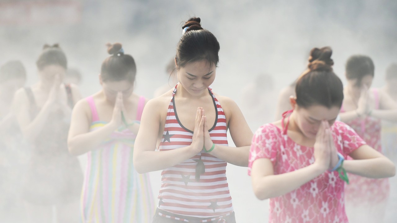 Mulheres praticam ioga em Luoyang, província de Henan, na China