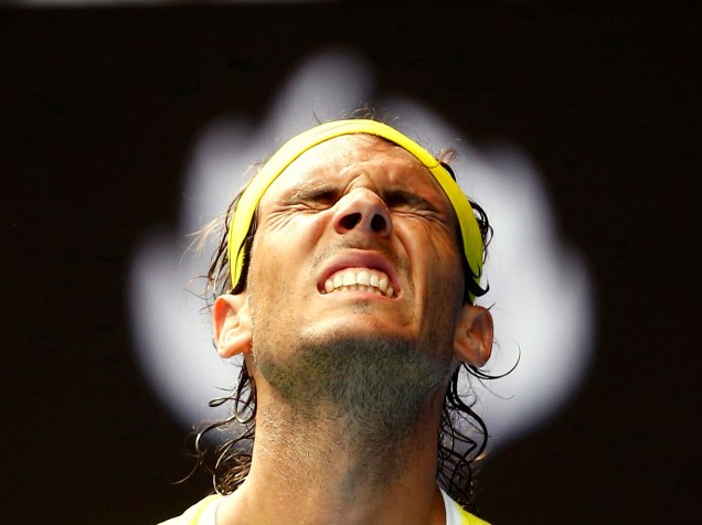 O tenista espanhol Rafael Nadal reage a uma jogada durante partida contra o compatriota Fernando Verdasco pela primeira rodada do Aberto da Austrália. Nadal, ex-número 1 do mundo, foi eliminado após derrota por 3 a 2 - 19/01/2016