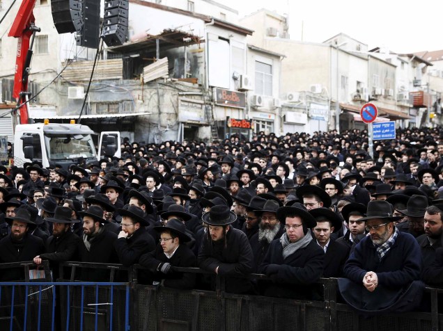 Em Jerusalém, judeus ultra-ortodoxos assistem funeral do Rabi Refoel Shmulevitz, do lado de fora de uma escola religiosa