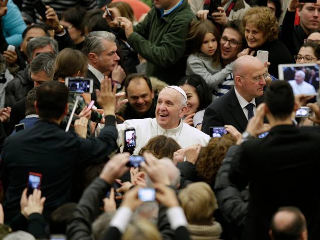 Papa Francisco saúda os fiéis na chegada para a audiência semanal na Sala Paulo VI, no Vaticano - 20/01/2016