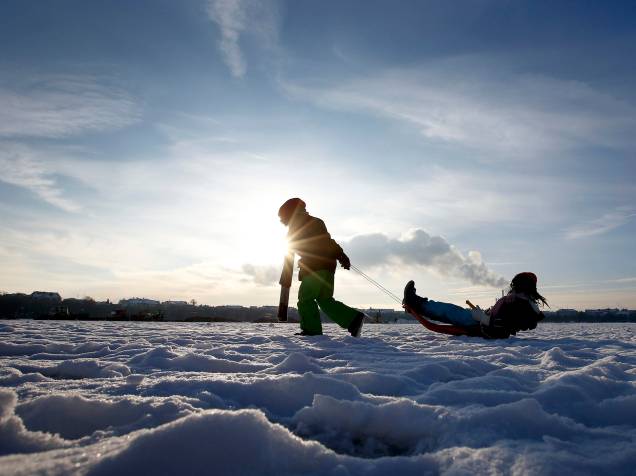 Crianças brincam de trenó sobre a neve cobriu o Theresienwiese em Munique, na Alemanha - 20/01/2016
