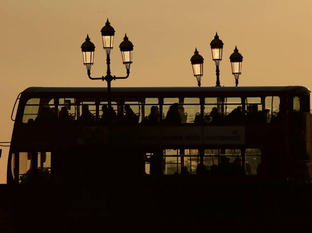 Passageiros viajam em um ônibus durante o pôr do sol em Londres, na Inglaterra - 20/01/2016