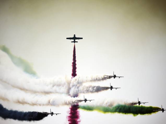 Equipe da Força Aérea da Arábia Saudita dá um show de cores no céu de Manama, capital do Bahrain durante a abertura da edição deste ano do Bahrain International Airshow