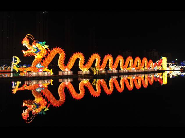 Instalação feita com lanternas em forma de um dragão é exibida durante teste de iluminação para um festival no parque na cidade de Nanchang, na província chinesa de Jiangxi