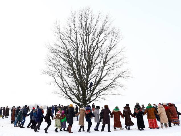 Aldeões participam das celebrações do feriado da Kolyada na vila de Martsiyanauka, na Bielorrússia. A data originalmente pagã fundiu-se ao longo dos séculos com as tradições cristãs ortodoxas - 21/01/2016