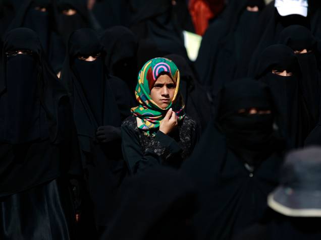Menina é fotografada durante um protesto de mulheres contra as operações militares em curso e ataques aéreos realizados pela coalizão liderada pela Arábia Saudita em frente ao escritório da ONU Sanaa, no Iêmen - 21/01/2016