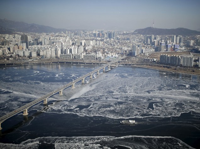 Imagem aérea do rio Han congelado, após onda de frio que atingiu a Coreia do Sul no último fim de semana