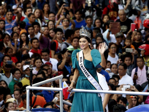  <br><br>Miss Universo 2015 acena para multidão em Manila, nas Filipina, nesta segunda-feira (25). Ela é a primeira do país em quatro décadas a ganhar o título