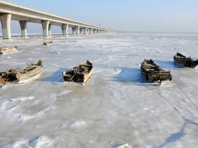 Barcos a remo ficam presos no gelo nas águas congeladas da Baía de Jiaozhou em Qingdao, na província chinesa de Shandong - 25/01/2016
