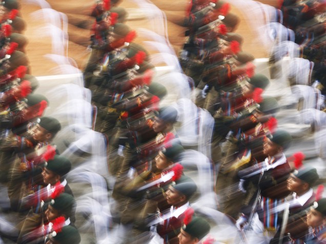 Soldados do Exército indiano marcham durante o desfile do Dia da República, em Nova Déli. A Índia celebra o Dia da República nesta terça-feira (26) com destaque para um desfile de militares, além de exposição de armas e mísseis